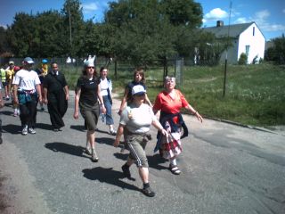 Wchodzimy do Aleksandrowa Kujawskiego – na I-szym planie Zosia i siostra dr Maria